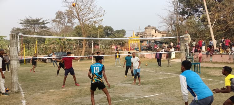 Madhubani News : दो दिवसीय वॉलीबाल टूर्नामेंट का हुआ आयोजन