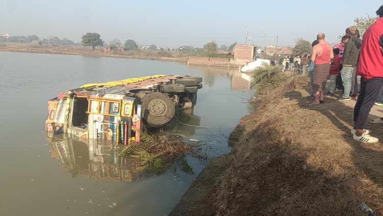 Giridih News :खलासी चला रहा था ट्रक, तालाब में पलटा