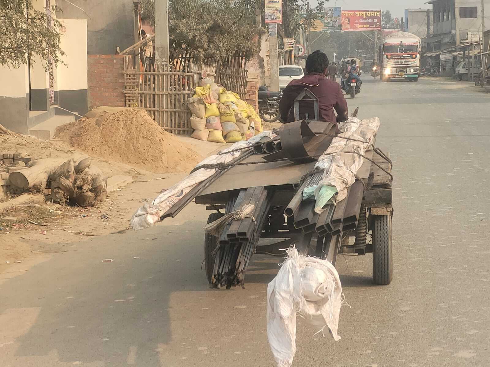 Madhubani News : प्रतिबंध के बाद भी बेरोक-टोक सड़क पर दौड़ लगा रही है जुगाड़ गाड़ियां