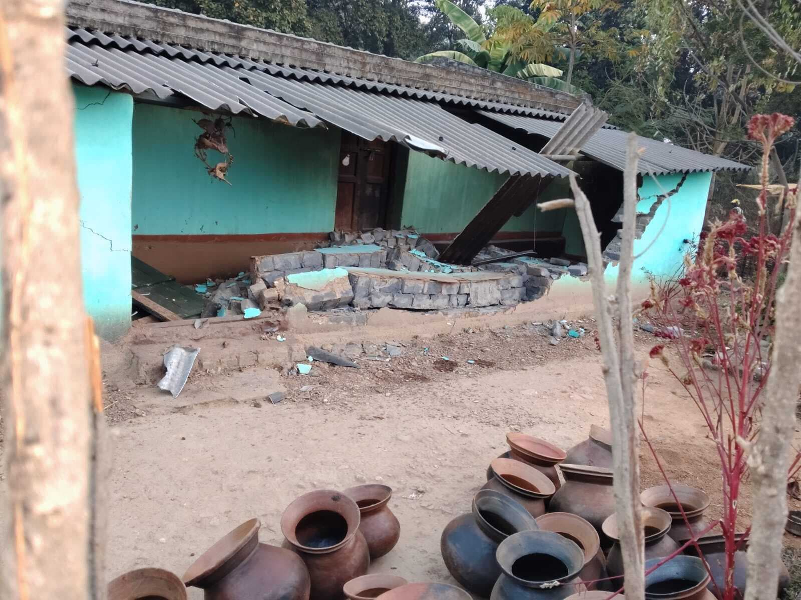 Chaibasa News : दोकट्टा गांव में हाथी ने पांच घर तोड़े, धान व चावल गटके