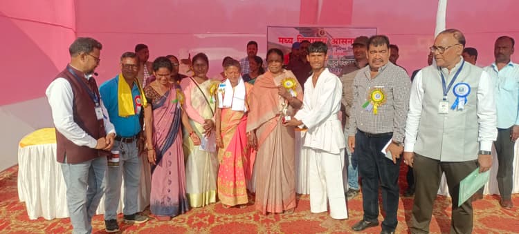 Chaibasa News : लक्ष्य पाने के लिए विद्यार्थी कड़ी मेहनत करें : सांसद