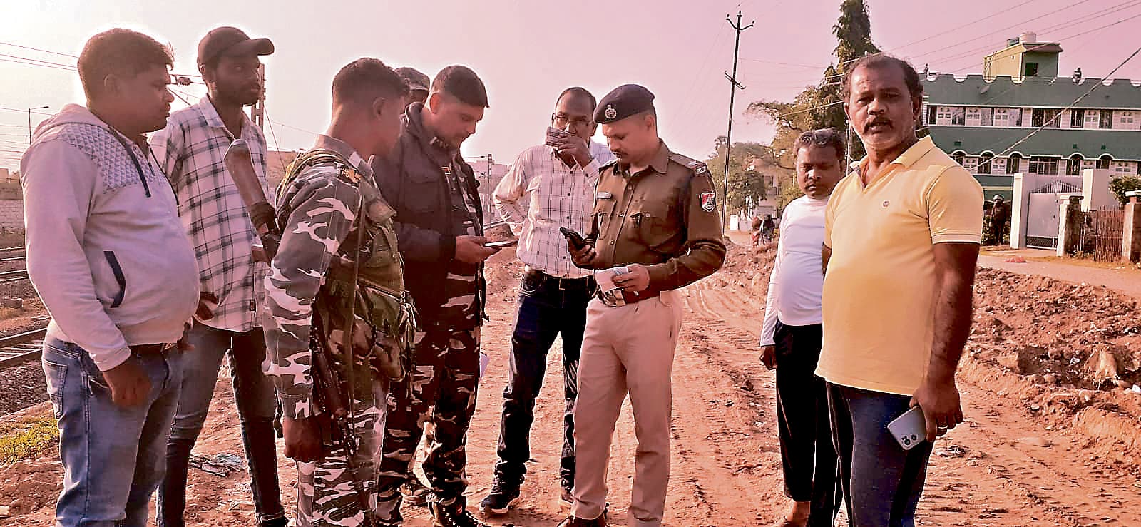East Singhbhum News : लेबलिंग कार्य में लगी मशीन हाई टेंशन तार में सटी, मजदूर झुलसा