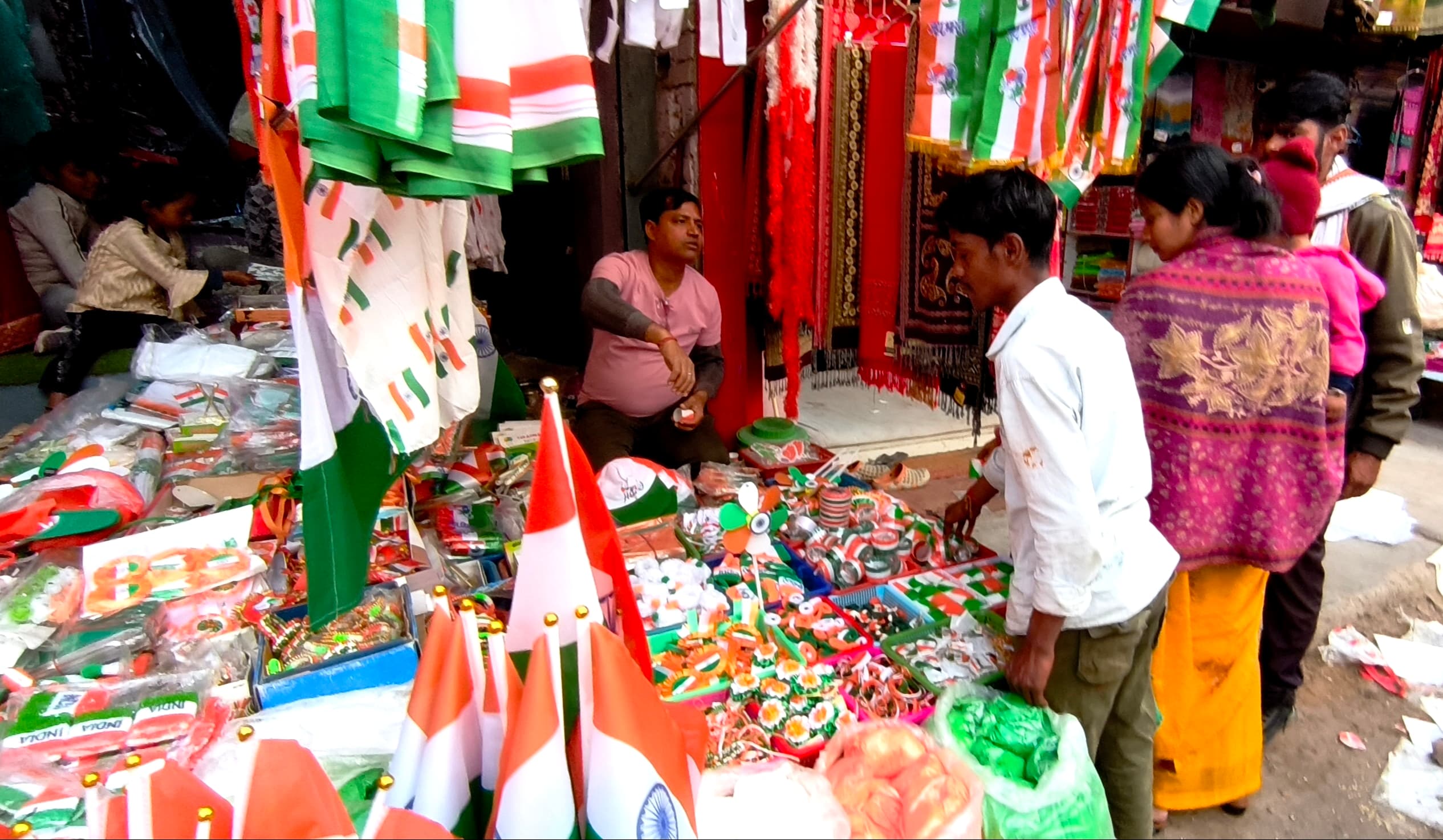 गणतंत्र के रंग में रंगा नवादा: बाजारों में तिरंगे की बहार, जलेबी की एडवांस बुकिंग शुरू