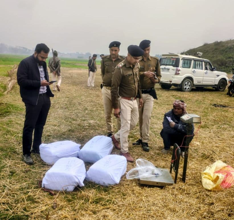 चिमनी के पास छिपाकर रखा हुआ लाखों का गांजा बरामद, दो तस्कर गिरफ्तार