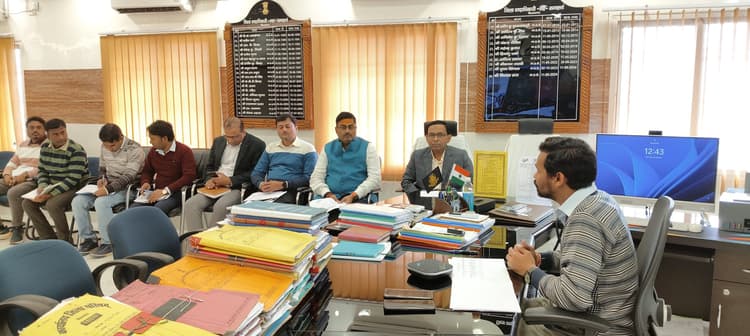 स्टूडेंट क्रेडिट कार्ड के लंबित मामलों का शीघ्र करें निष्पादन : डीएम