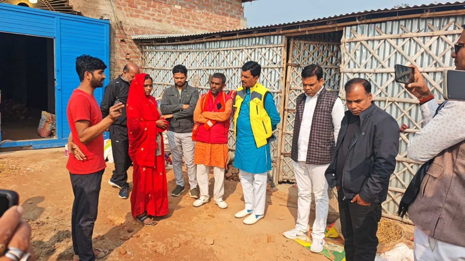 पीड़ित व्यापारी परिवार से मिले पिछड़ा आयोग के सदस्य