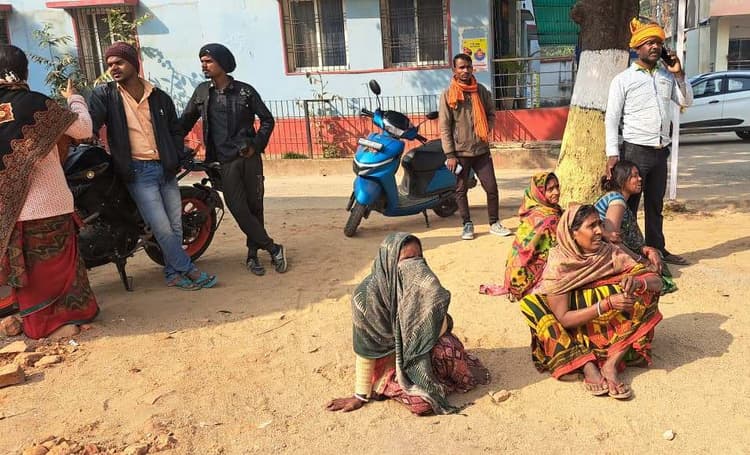 सास के श्राद्धकर्म का सामान लेने जा रहे युवक की बाइक पेड़ से टकरायी, मौत