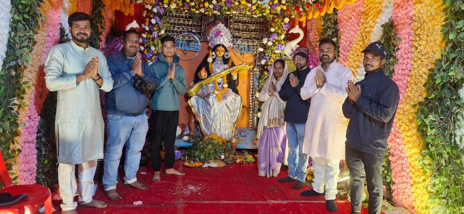 विसर्जित की गयी मां सरस्वती की प्रतिमा