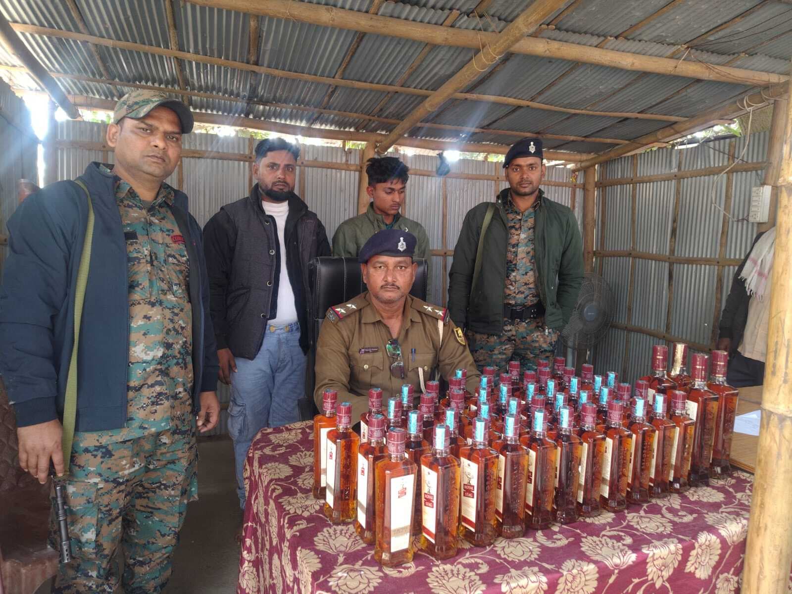 21 लीटर शराब संग दो तस्कर धराये, बाइक जब्त