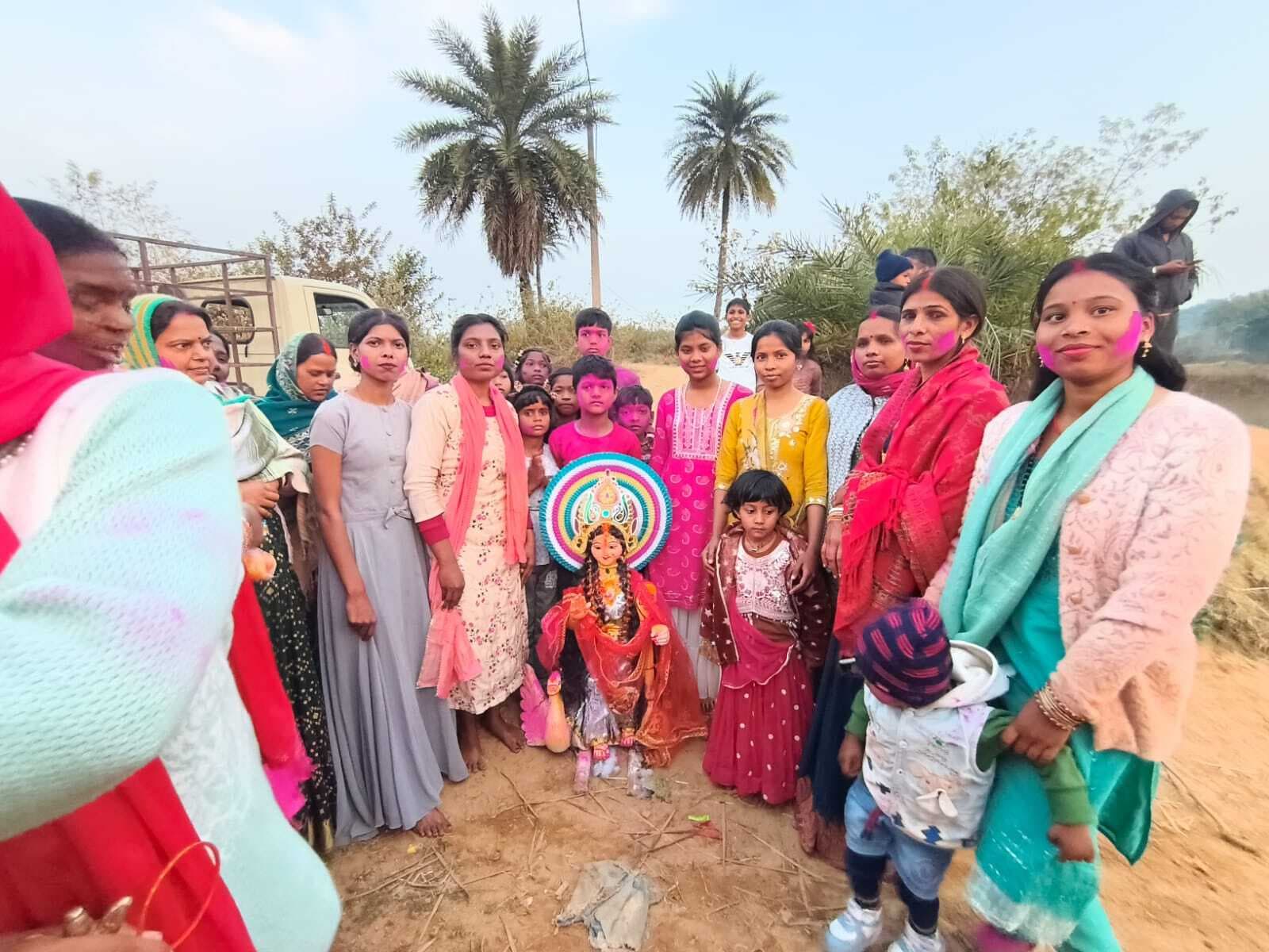 विद्या की देवी मां सरस्वती की धूमधाम से की गयी पूजा