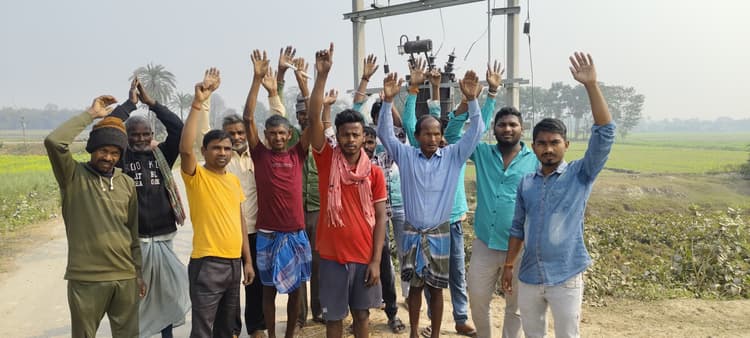 कोरगामा गांव में एग्रीकल्चर ट्रांसफार्मर व बिजली खंभा बनी शोभा की वस्तु