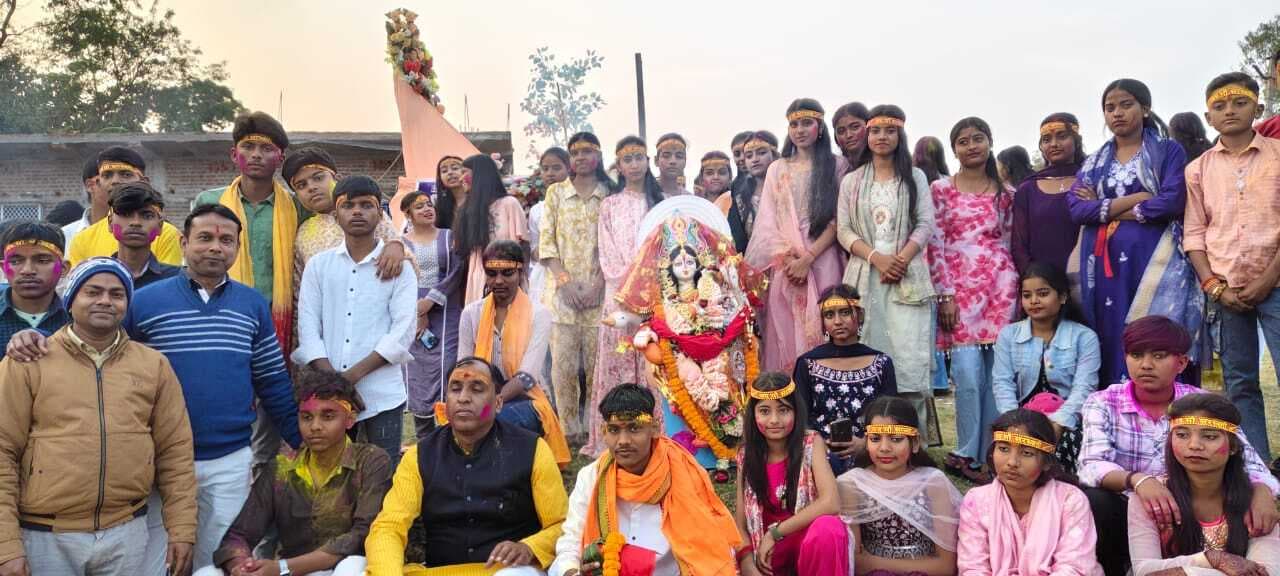 गाजे-बाजे के साथ मां सरस्वती की प्रतिमा का हुआ विसर्जन