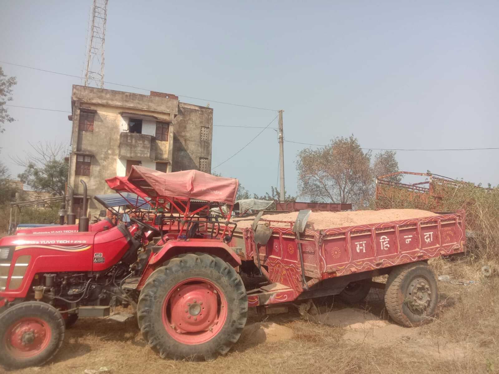 पुलिस ने अवैध बालू लदे दो ट्रैक्टर किया जब्त, मालिक व चालक पर मामला दर्ज