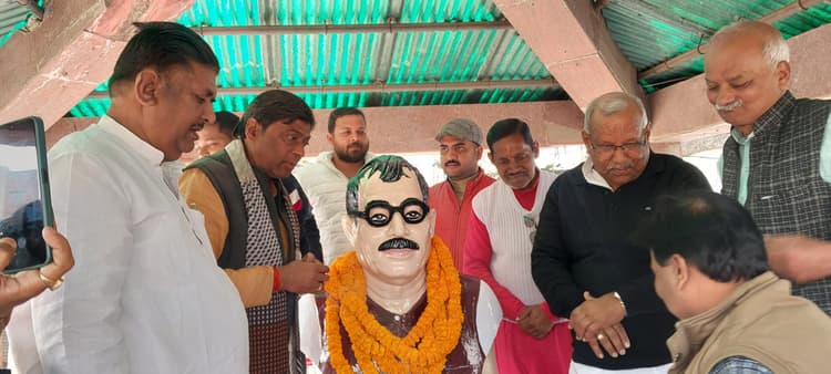 कर्पूरी ठाकुर की जयंती पर उनकी प्रतिमा पर श्रद्धा सुमन अर्पित किया