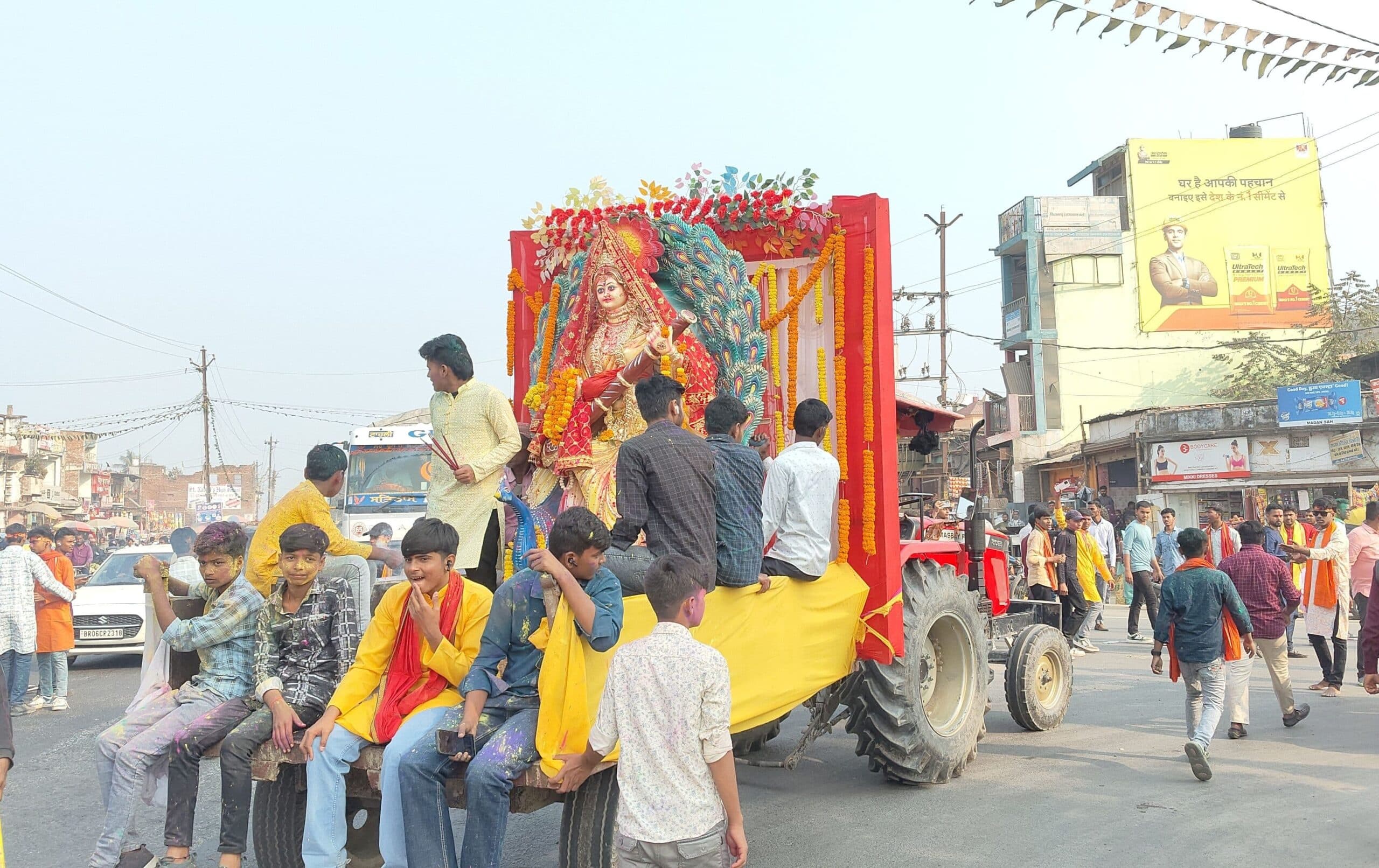 लड़कियों ने मंगल गीत गाकर माता की प्रतिमा को किया विदा, तालाब में किया गया विसर्जन