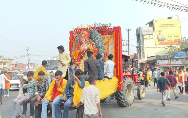 लड़कियों ने मंगल गीत गाकर माता की प्रतिमा को किया विदा, तालाब में किया गया विसर्जन
