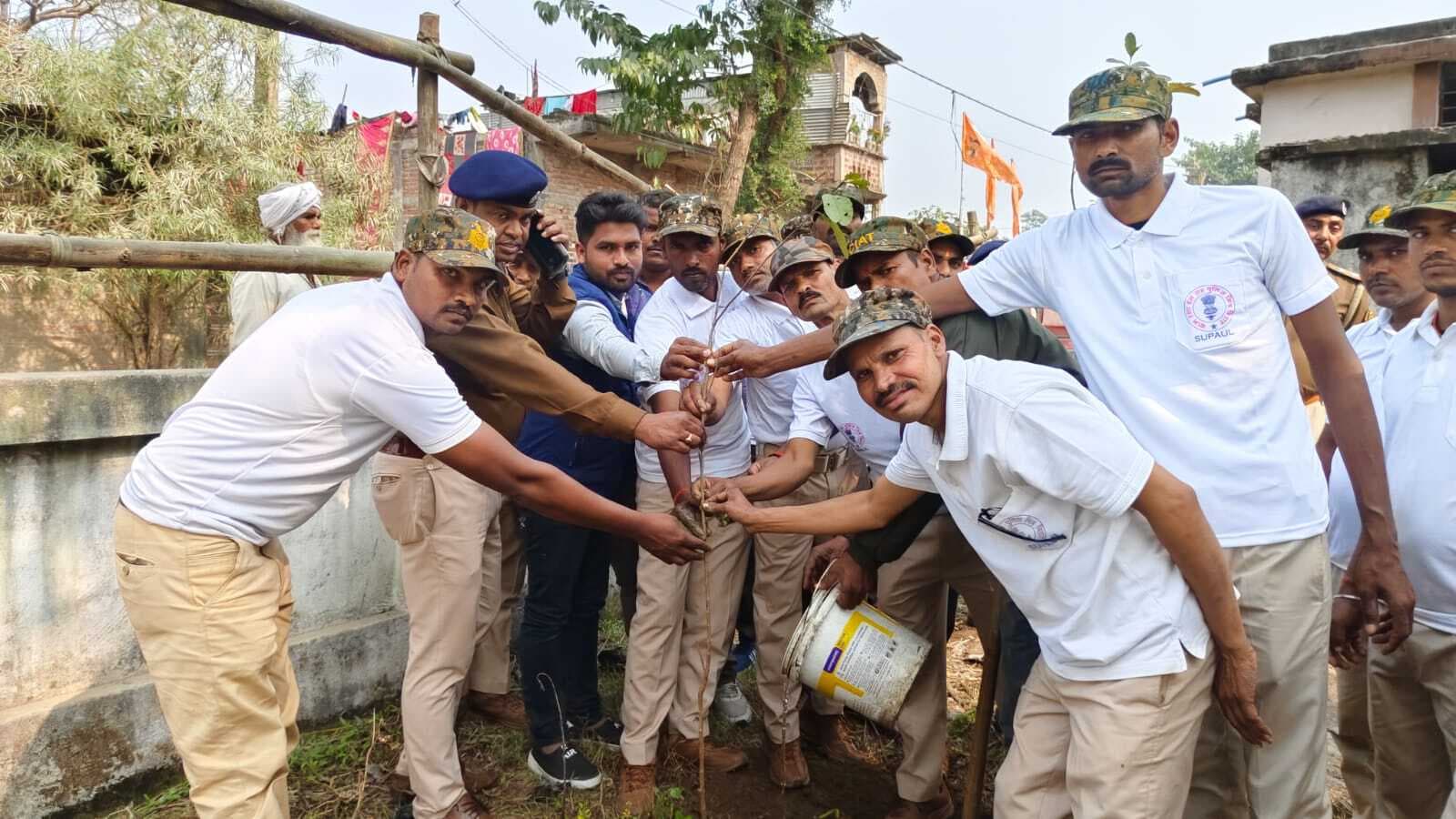 थाना परिसर में लगाये गये फलदार पौधे, पर्यावरण संरक्षण का दिया गया संदेश