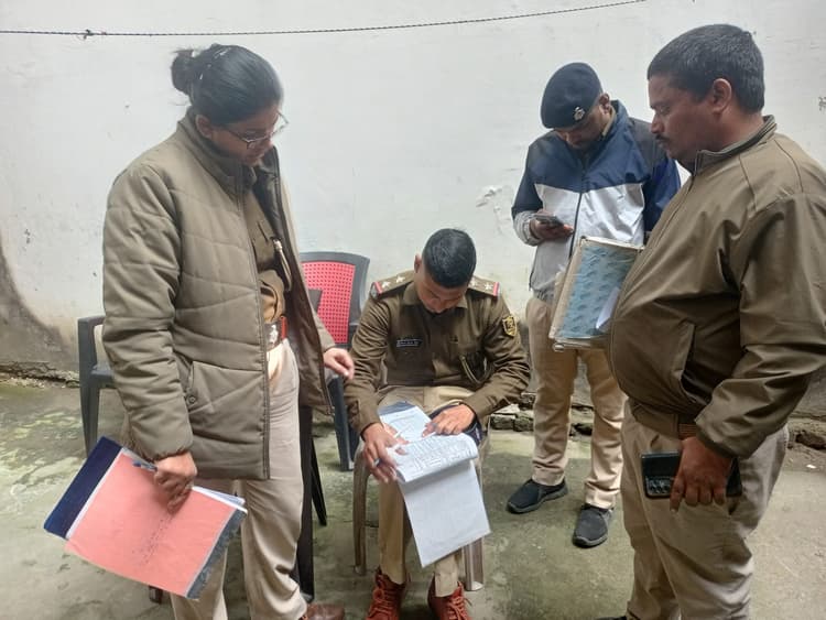 घर में फंदे से लटका मिला महिला  का शव