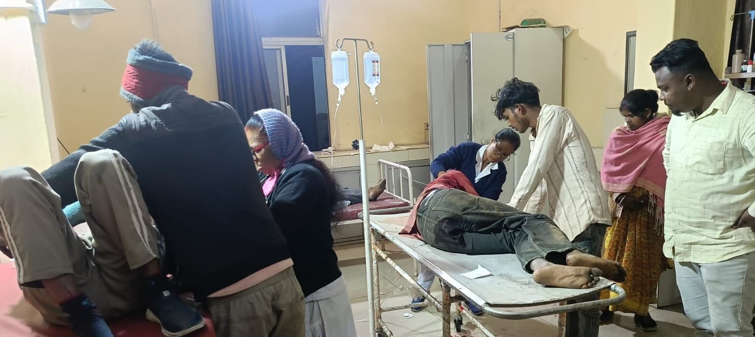 दो बाइक की टक्कर में तीन लोग गंभीर रूप से घायल