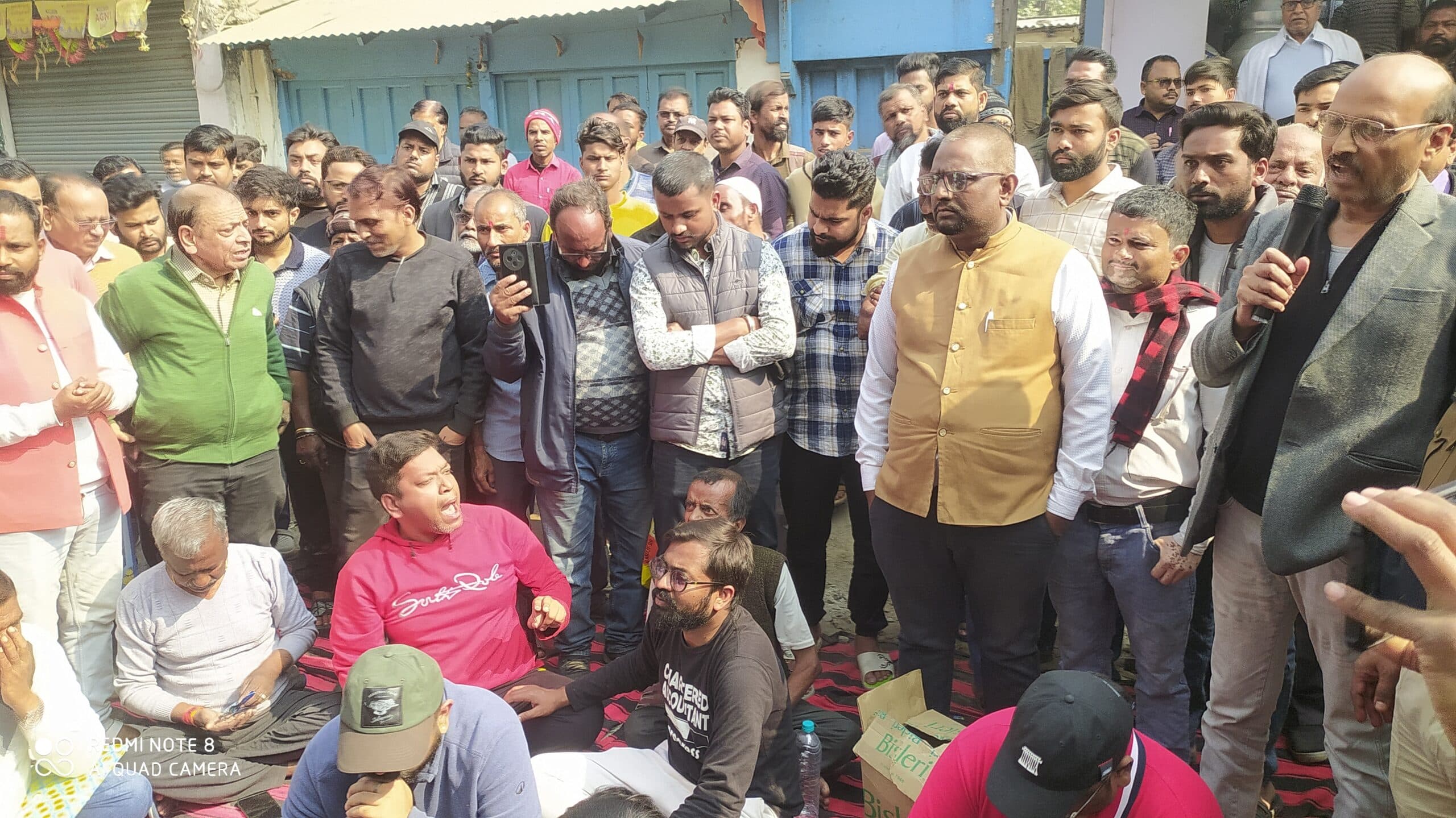 सड़क पर बने कलवर्ट से हो रहे हादसे, लोगों ने किया प्रदर्शन