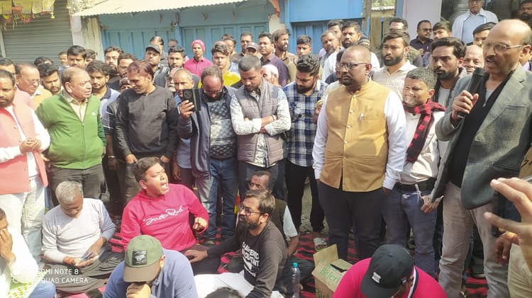 सड़क पर बने कलवर्ट से हो रहे हादसे, लोगों ने किया प्रदर्शन