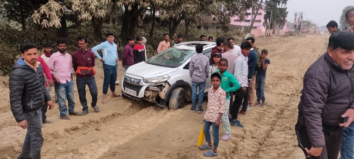 Madhubani News : अनियंत्रित कार पलटी, बाल-बाल बचे