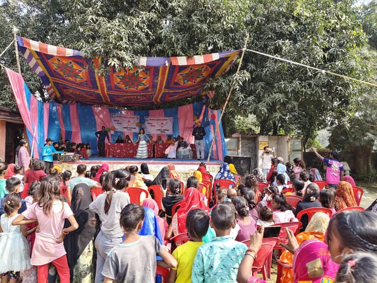 Madhubani News : राष्ट्रीय बालिका दिवस पर किशोरियों ने नुक्कड़ नाटक से दिया सशक्तीकरण का संदेश