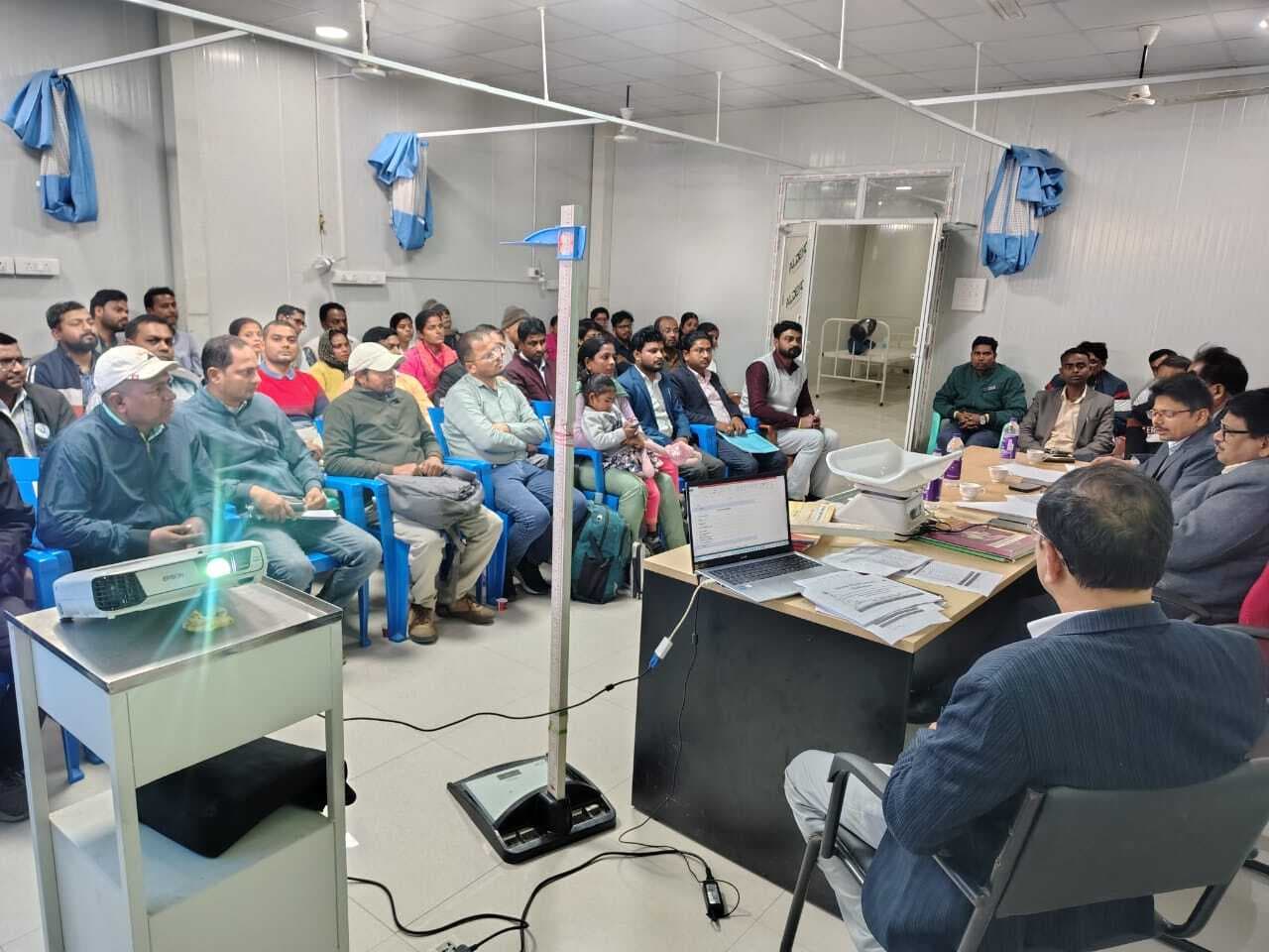 Madhubani News : आयुष चिकित्सक व फार्मासिस्टों की हुई समीक्षा बैठक