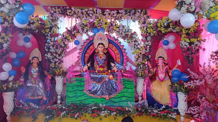 Madhubani News : रानीपुर में 48 वर्षों से मनायी जा रही सरस्वती पूजा