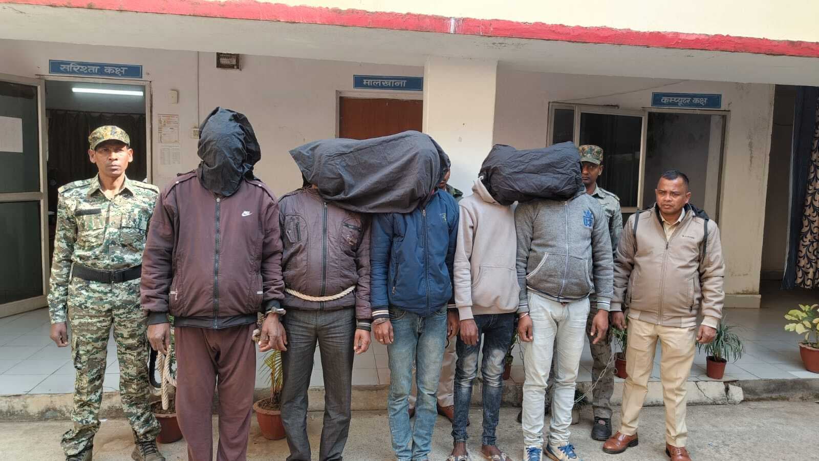 East Singhbhum News : सरस्वती पूजा में देर होने पर प्रधानाध्यापक से मारपीट कर पेड़ से बांधा, पांच गिरफ्तार