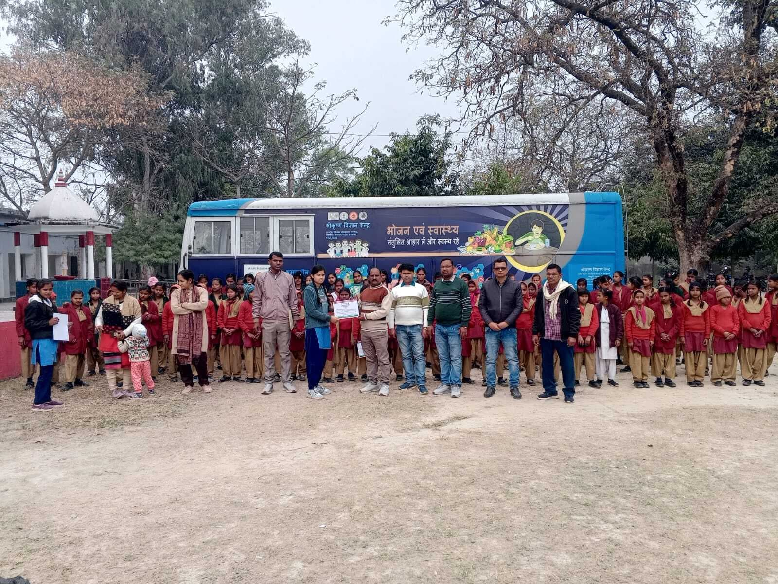 विज्ञान के पेचीदा पहलुओं को छात्रों को सरल प्रयोगों के जरिये बताया