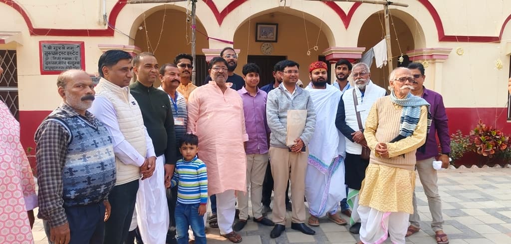 गुरुधाम आश्रम के 97वें वार्षिकोत्सव पर पहुंचे डीएम, किया विधिवत दर्शन-पूजन