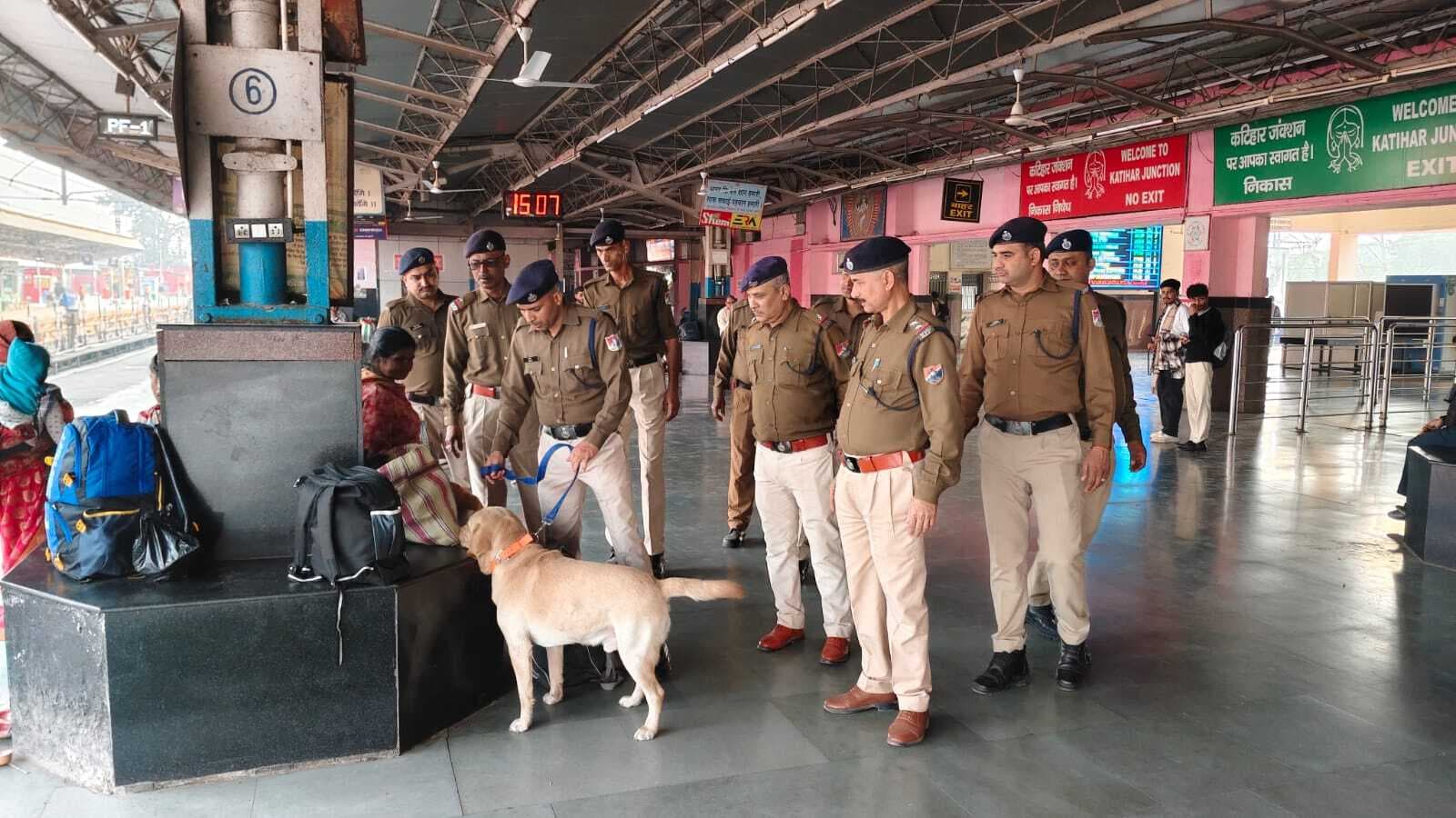गणतंत्र दिवस को लेकर रेल पुलिस अलर्ट, निकाला फ्लैग मार्च