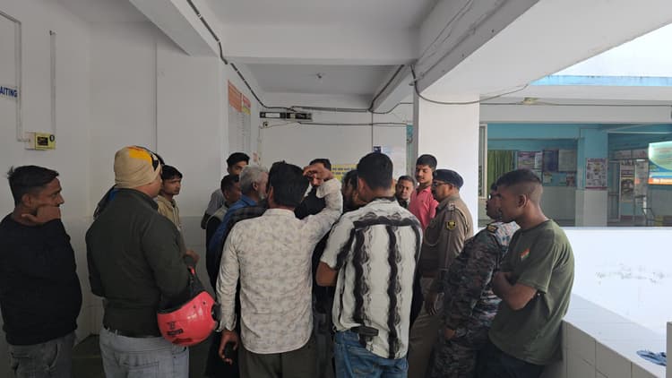 बाइक की ठोकर से सड़क पार कर रहा व्यक्ति जख्मी