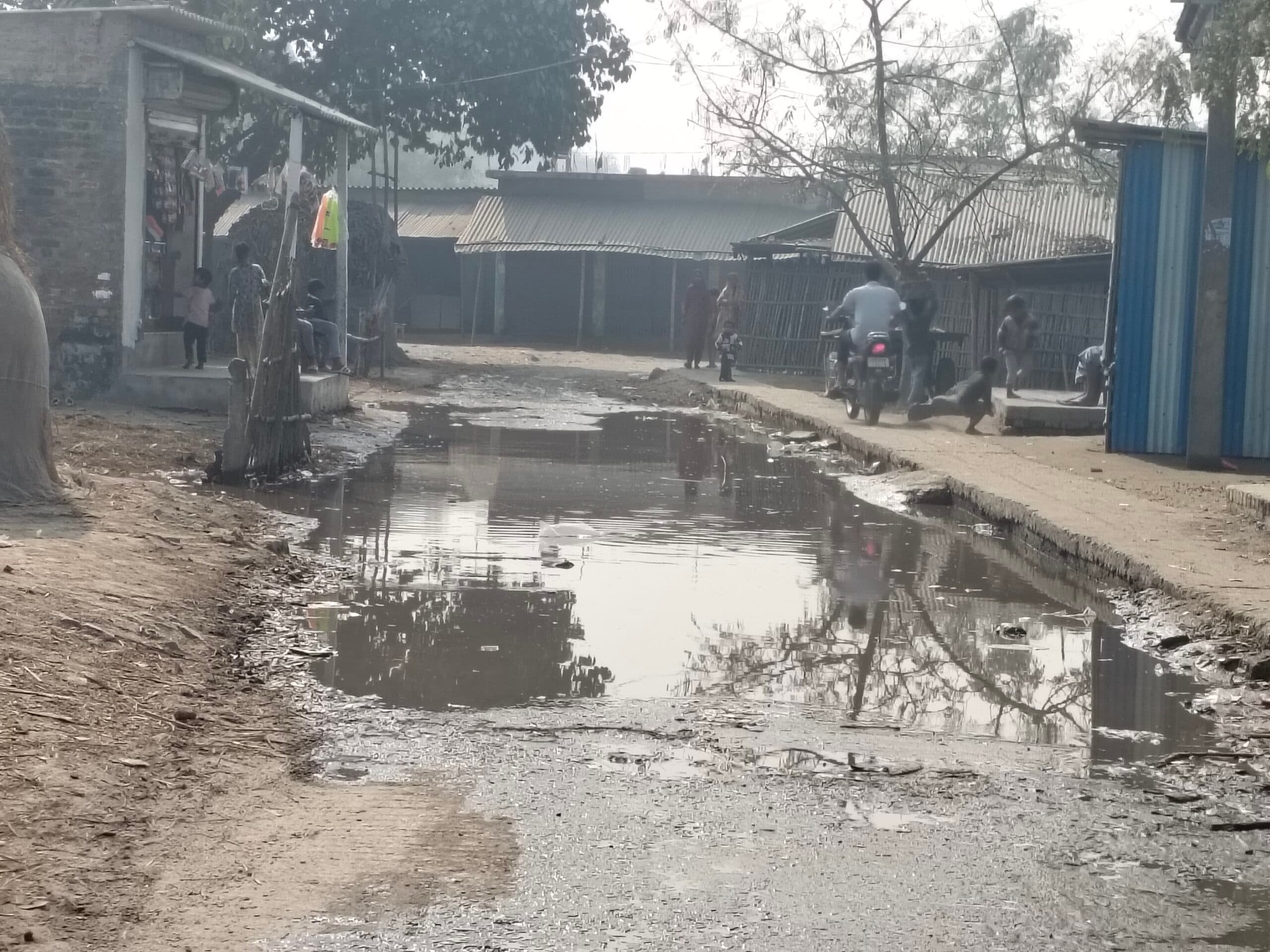 पाइपलाइन के लीक होने से नल का जल बह रहा सड़क पर