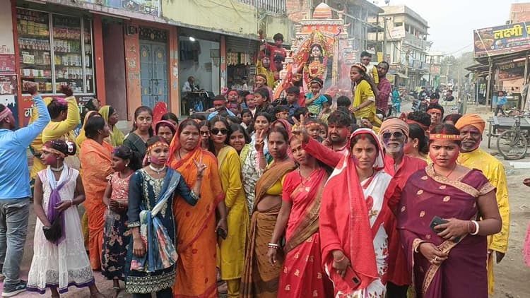 मां सरस्वती की प्रतिमा को नम आंखों से किया विसर्जन