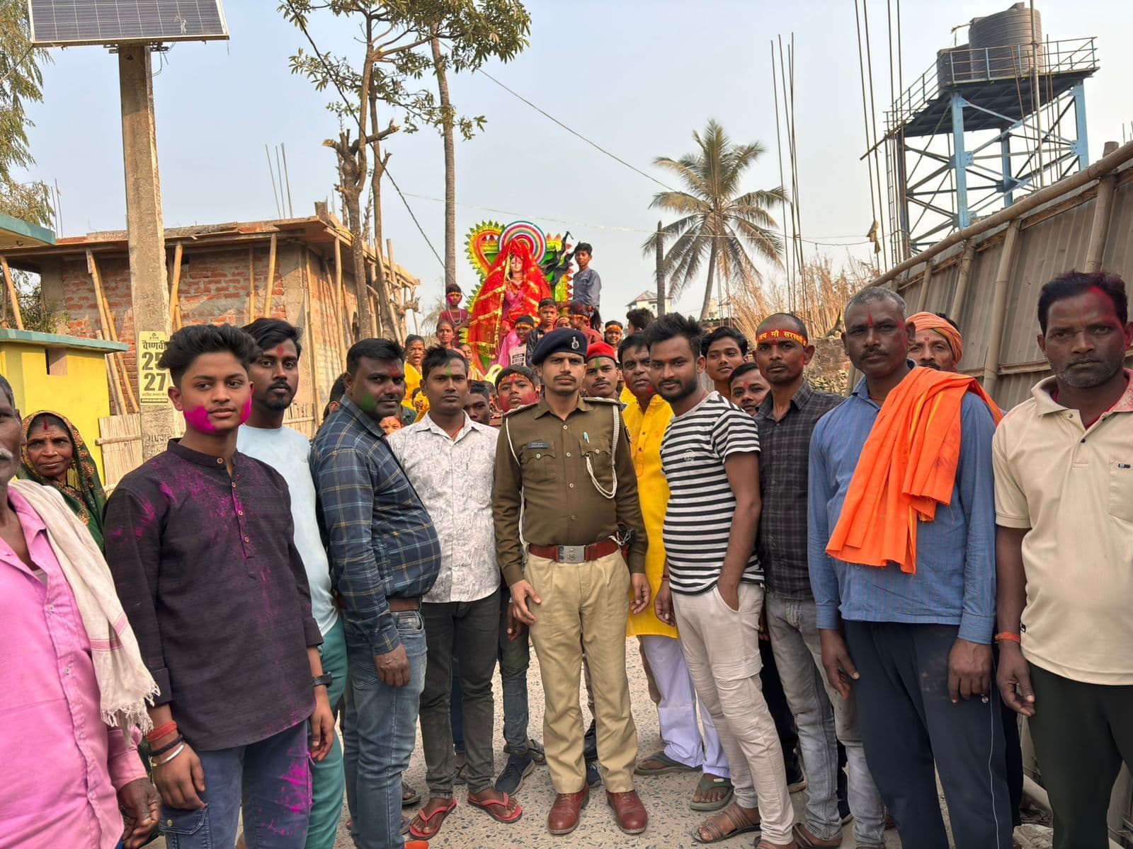 नम आंखों से मां सरस्वी को दी विदायी