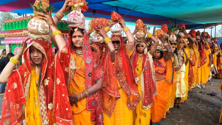 अष्टयाम शुभारंभ को लेकर निकाली गयी भव्य कलश यात्रा