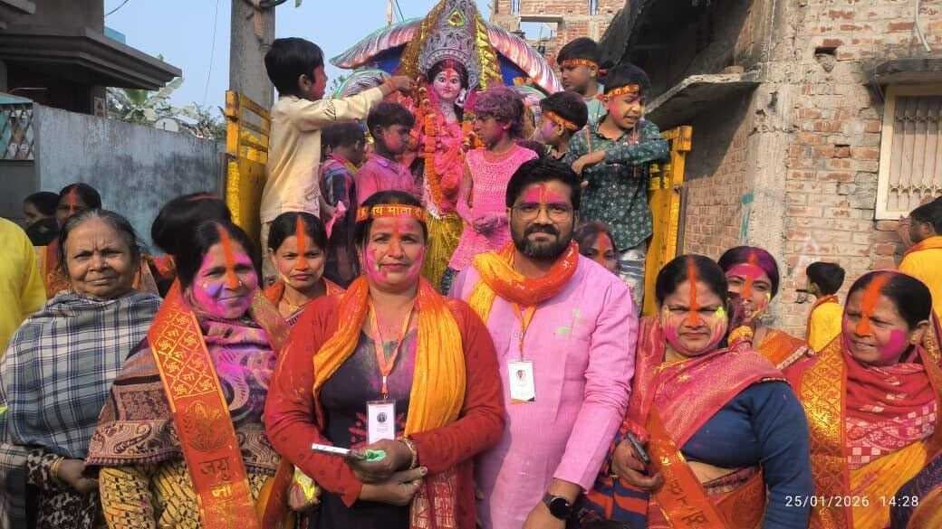 अबीर गुलाल उड़ाकर मां शारदे को दी गयी विदाई