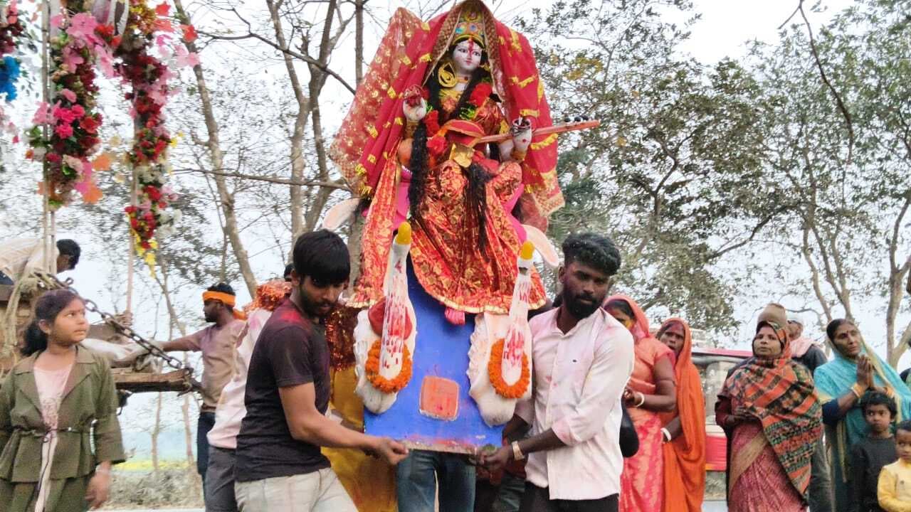 गाजे बाजे के साथ मां शारदे को दी गयी विदाई