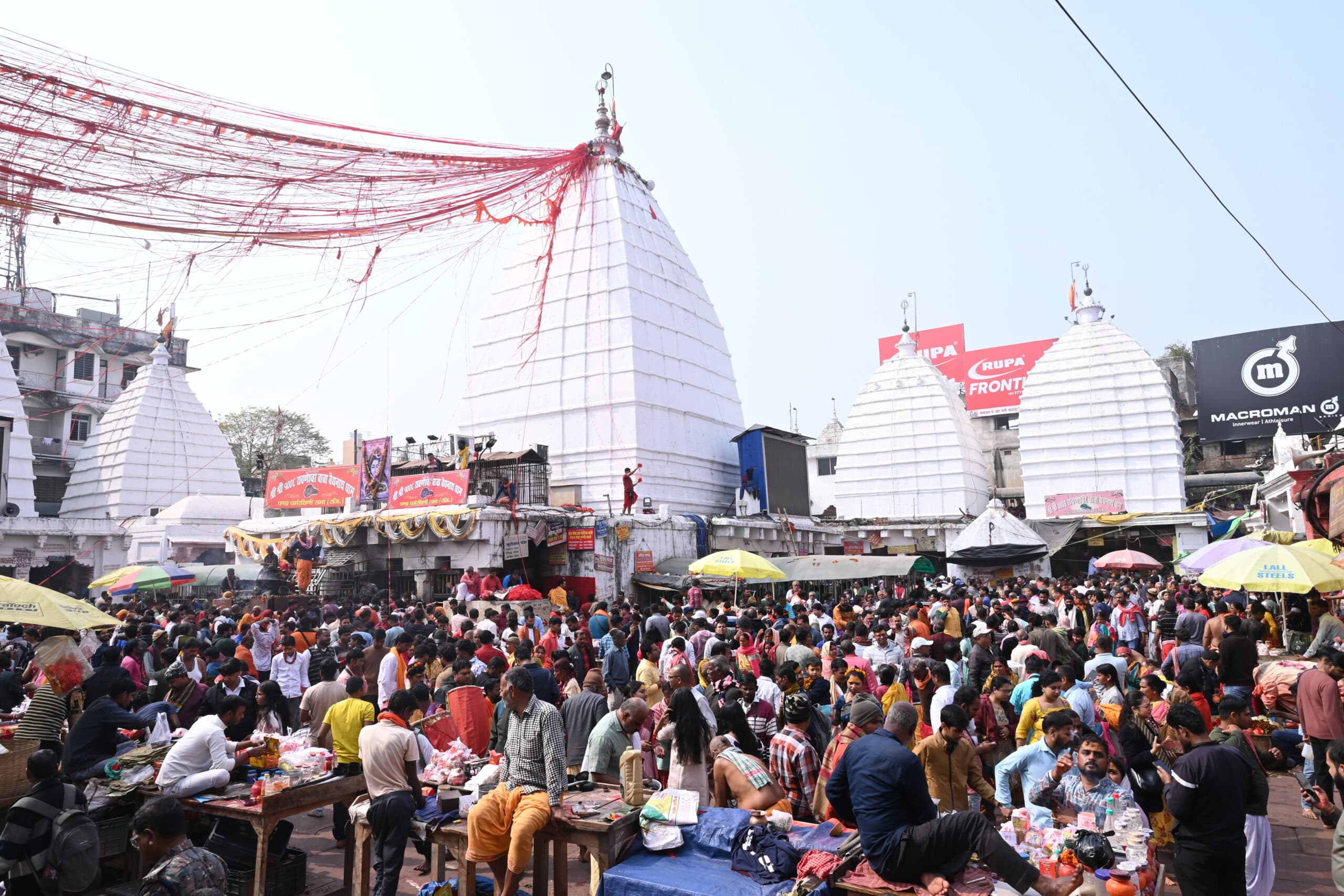 Deoghar News : बाबा मंदिर में उमड़ा जनसैलाब, सवा लाख श्रद्धालुओं ने किया जलार्पण