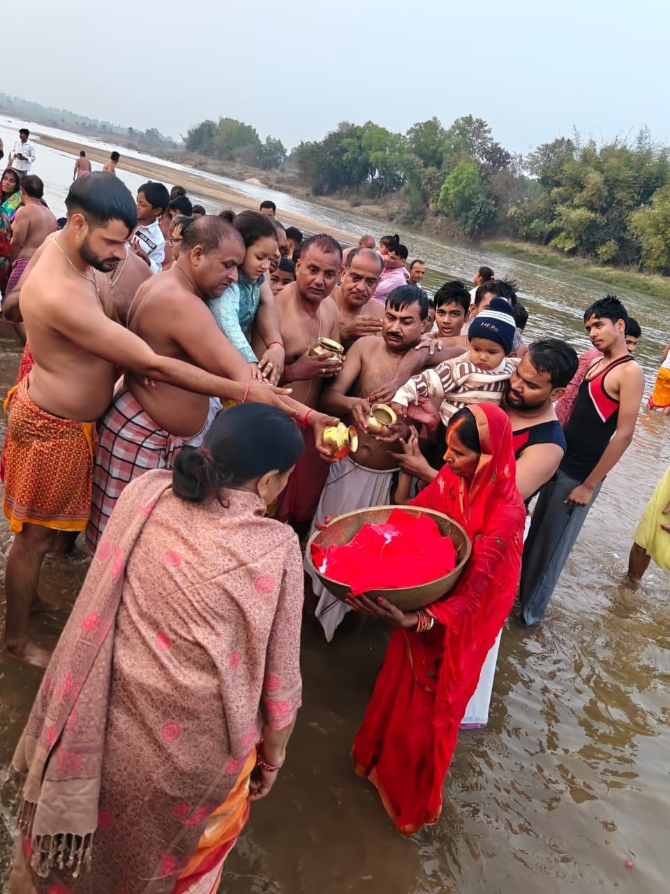 Giridh News :उत्साह के साथ मना बड़का पर्व, अस्ताचलगामी सूर्य को दिया अर्घ्य