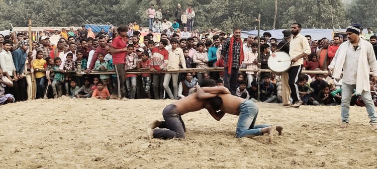 सरस्वती पूजा मेला के पहले दिन दंगल में पहलवानों ने दिखाया दम