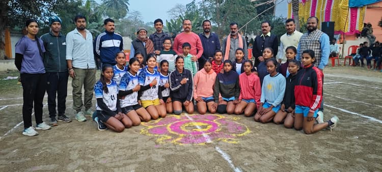 बालिका कबड्डी प्रतियोगिता में सन्हौली की टीम ने विजेता का जीता खिताब