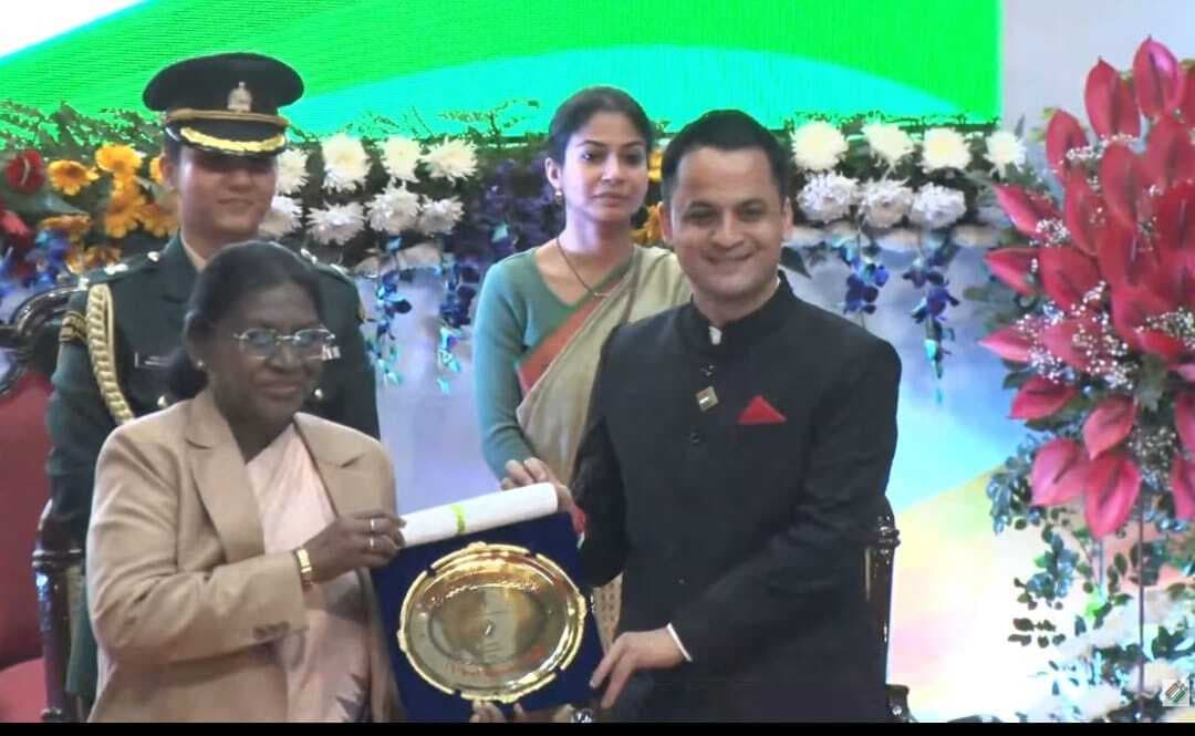 Madhubani News : प्रशिक्षण व क्षमतावर्धन में देश में अव्वल आने पर राष्ट्रपति द्रौपदी मुर्मू ने डीएम को किया पुरस्कृत