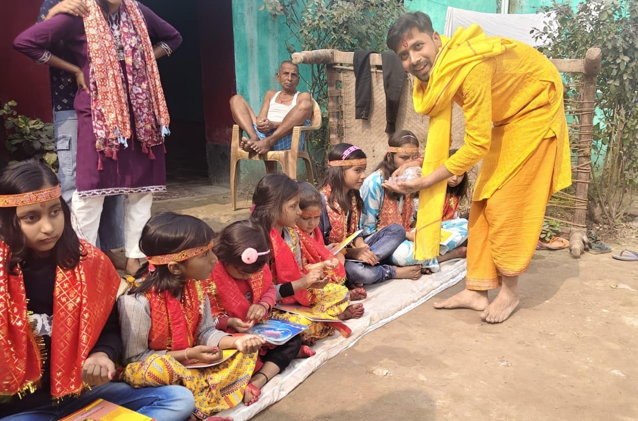 कन्या पूजन में बेटियों के चरणों में बस गया आस्था का संसार