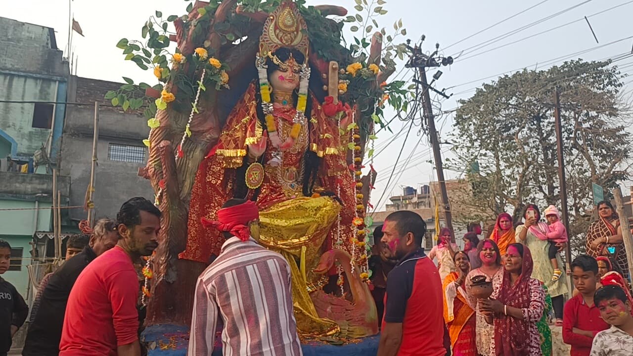 अबीर गुलाल व गाजे-बाजे के साथ दी मां शारदे की विदाई