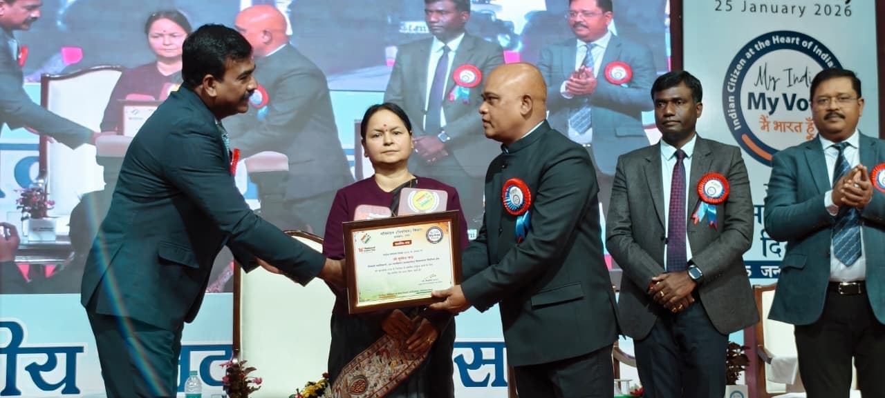 East Singhbhum News : घाटशिला उप-चुनाव सफलतापूर्वक कराने के लिए एसडीओ सम्मानित