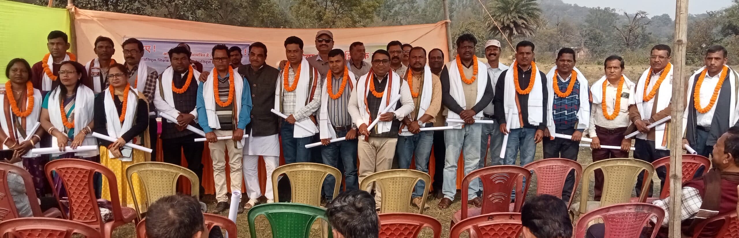 East Singhbhum News : कैलेंडर का विमोचन, रिटायर शिक्षक सम्मानित