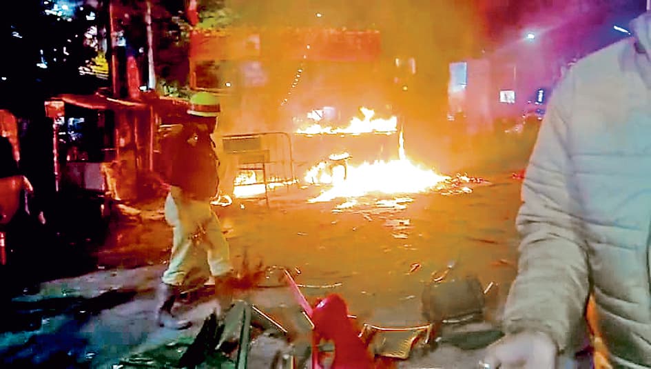 बढ़ा सियासी टकराव, भाजपा के मंच में आगजनी, तृणमूल के दफ्तर में तोड़फोड़